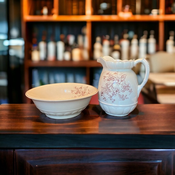 Beautiful antique pitcher and wash basin set. - Picture 10 of 13
